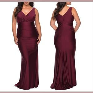 NEW $350 La Femme Curve Jersey Trumpet Gown in Dark Berry [SZ‎ 18 ]